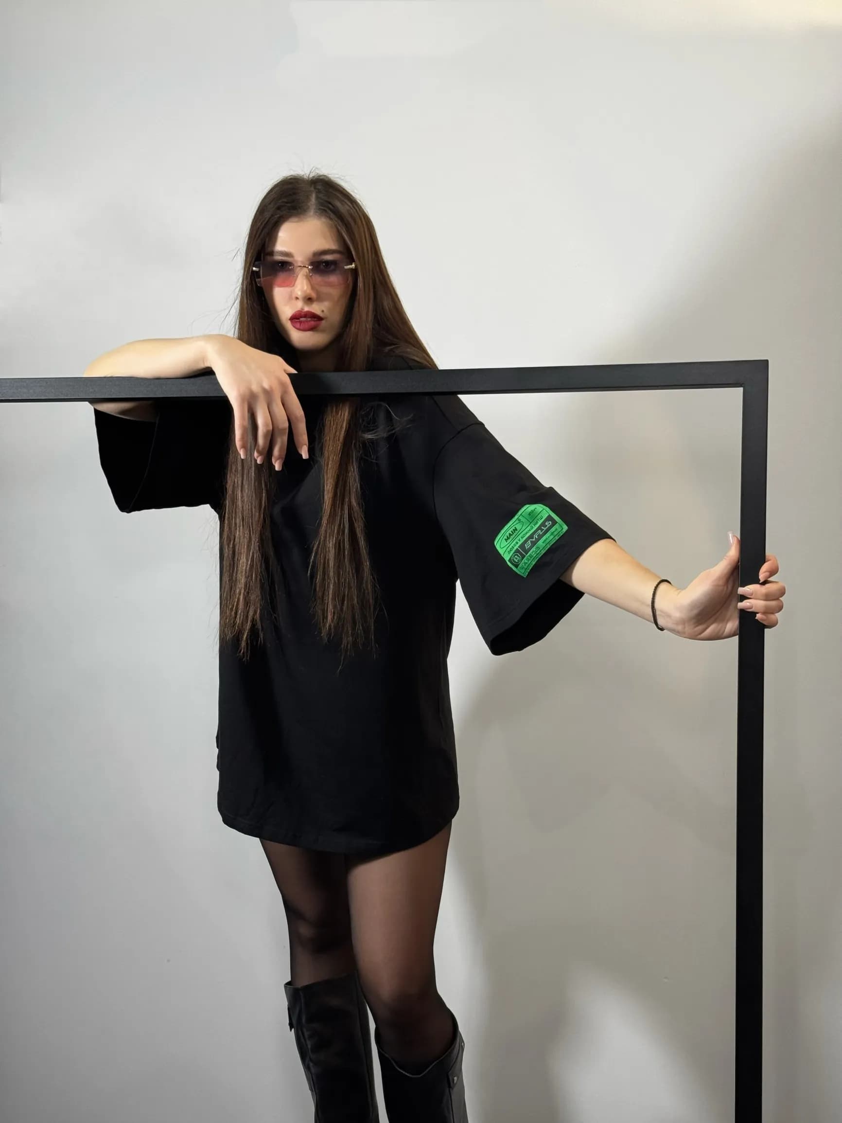 Футболка «LABEL» чорна с зеленим фірмовим знаком від 13VPLUS