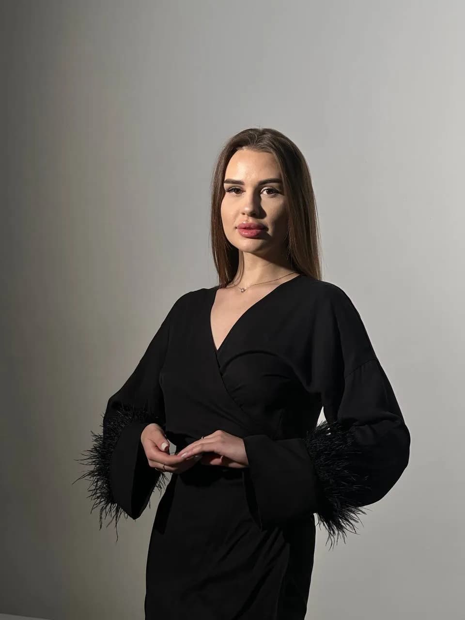 Халат «KOKSI» з чорним пірʼям страуса від 13VPLUS